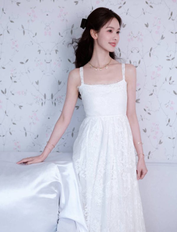 众盈易配 陈都灵穿蕾丝裙仙气十足 手握银苹果好似童话公主