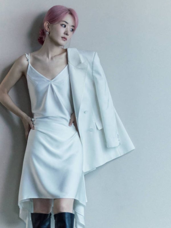 博盈配资 赵丽颖穿吊带裙摩登精致 粉色短发超有撕漫感