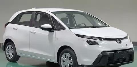 日天金策略 全新飞度曝光！前脸变电车式眯眯眼，向纯电小车靠拢！